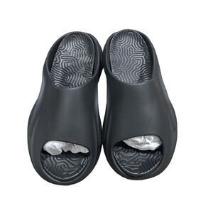 New without box PrettyLittleThings Black Rubber Sliders with side cutouts size 7